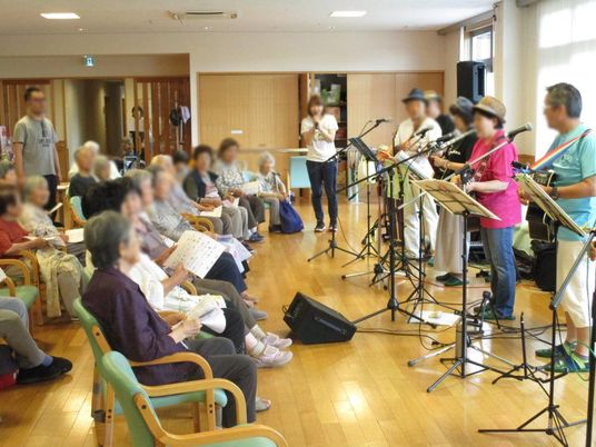 音楽を楽しむ様子集う場所  