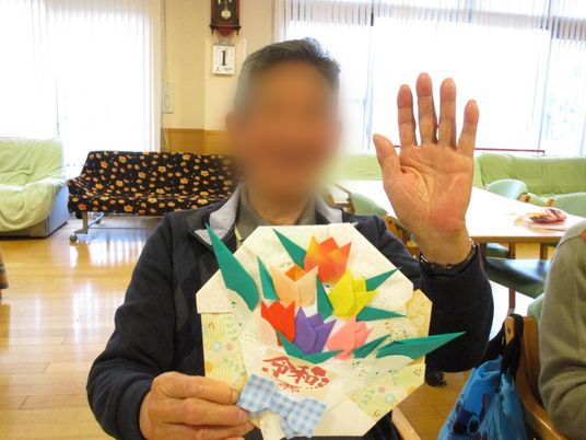 折り紙を持つ親しい様子のリビング