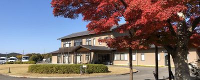 紅葉に囲まれた建物外観