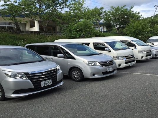 送迎車が並ぶ駐車場  