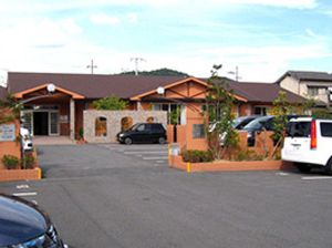 駐車場のある建物外観