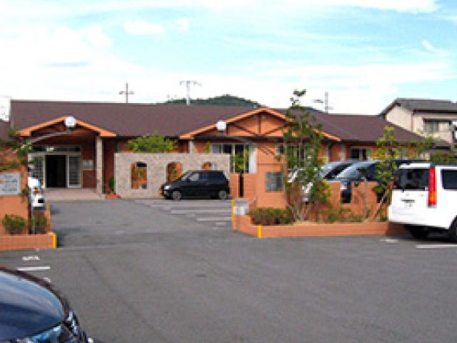 駐車場のある建物外観 外観 広々とした駐車場を備えた建物です。自然に囲まれた落ち着いた環境で、働きやすさを感じられます。