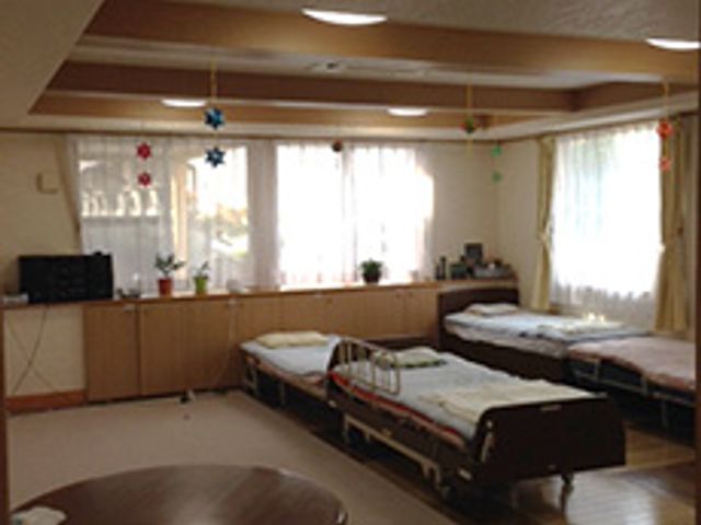 くつろぎのある居室 居室 自然光が差し込む静かな空間で、穏やかな時間を過ごせます。ベッドが整然と配置されています。