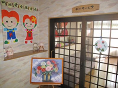 花が飾られた室内エントランス