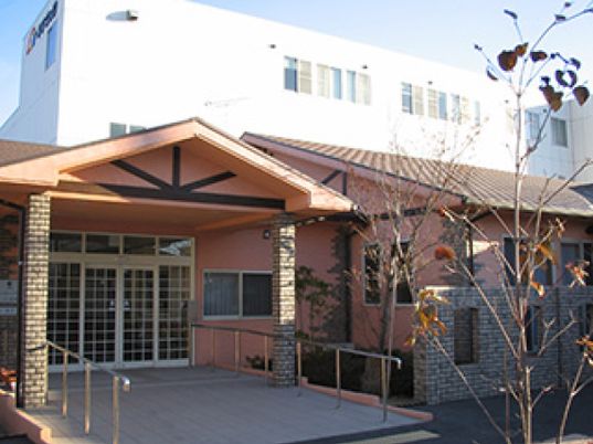 広々とした施設の外観