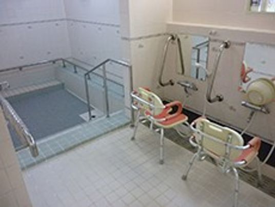 白いタイルの浴室