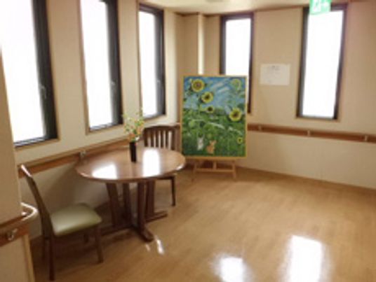 陽光が差し込む小部屋