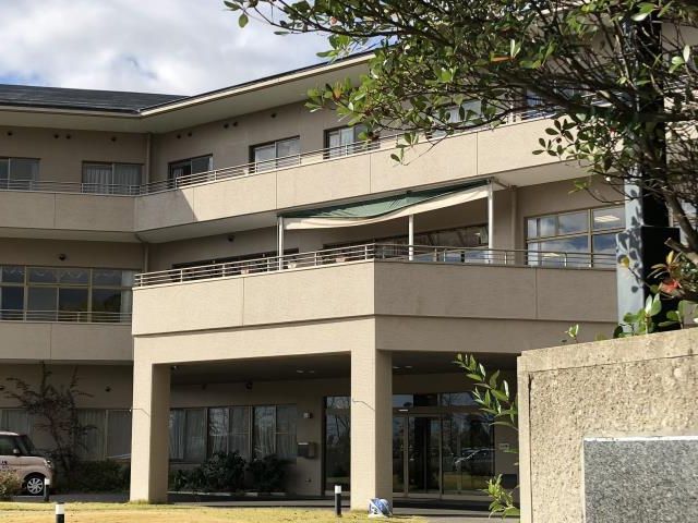 居心地良さを感じる建物 外観 広々とした敷地に建つ施設は、快適な環境を提供しています。青空と緑が美しい外観です。