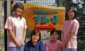 看板の前のスタッフ