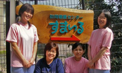 看板の前のスタッフ