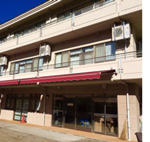 広々とした施設外観