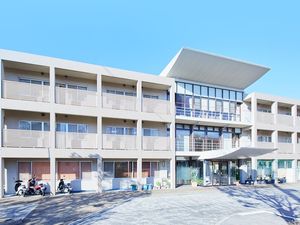 明るい施設の外観  