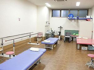 機能訓練室の明るい空間  