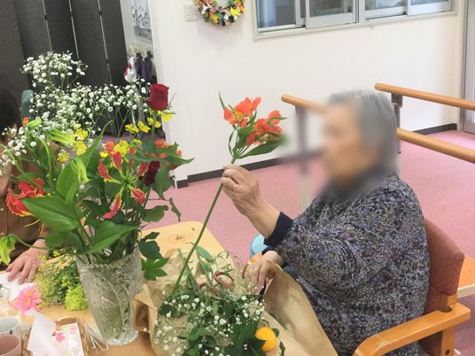 花を楽しむ様子の居室