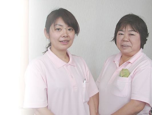 スタッフが並ぶ廊下  