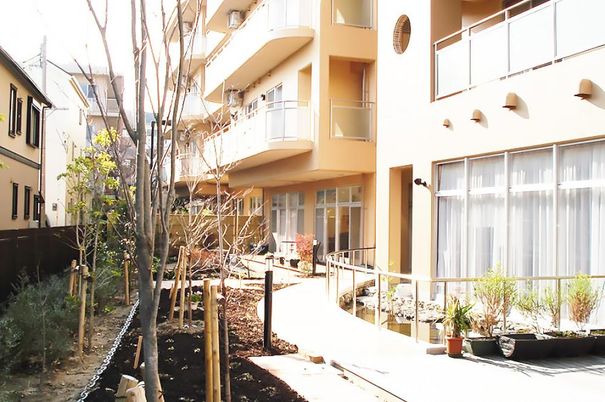 広々とした庭の施設外観