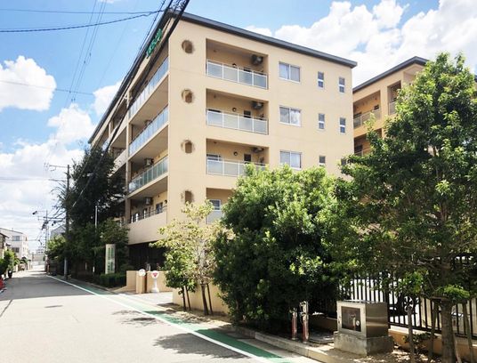 緑豊かな建物の外観