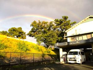 施設外観と虹のある景色  