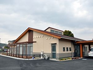 屋根付きの建物外観
