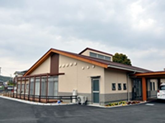 屋根付きの建物外観