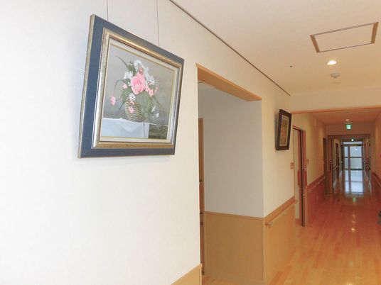 長い廊下が続く施設