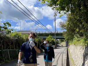 職員が歩く外の通路  