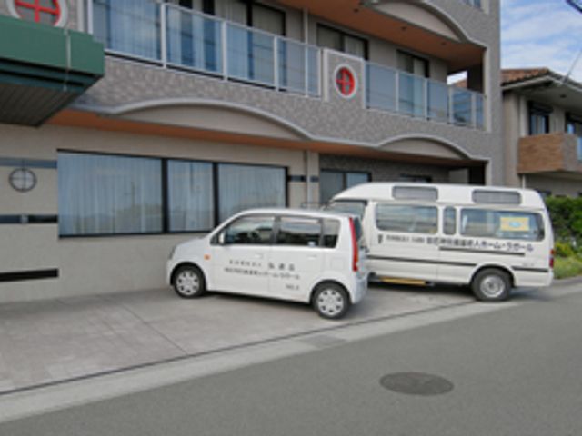 送迎車のある施設前 外観 送迎車が停まる広い前庭で、アクセスが便利です。