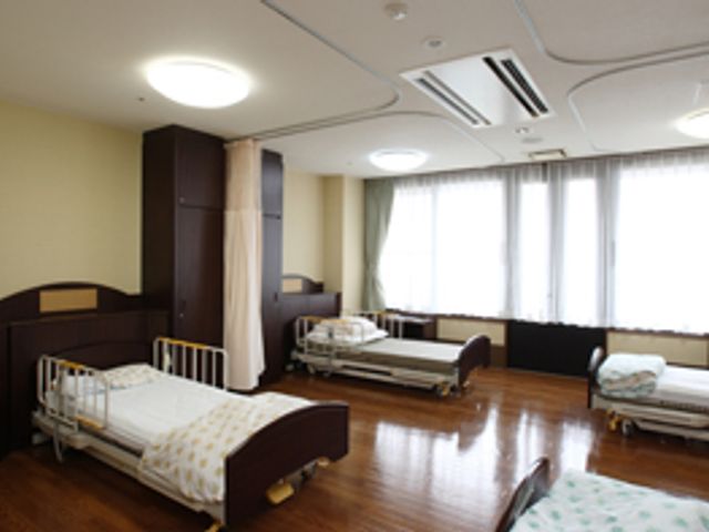 介護用居室 居室 明るい空間で、広々とした介護用のベッドが配置されています。自然光がたっぷり差し込み、快適に過ごせます。