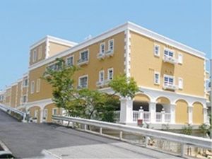 黄色い外壁の明るい建物