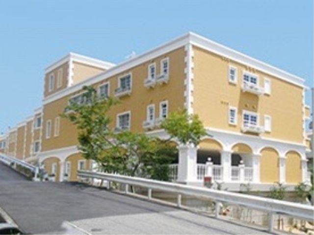 黄色い外壁の明るい建物 外観 開放的で暖かみのある色合いの外壁が印象的な建物です。このような快適な環境で働くことを考えてみませんか。