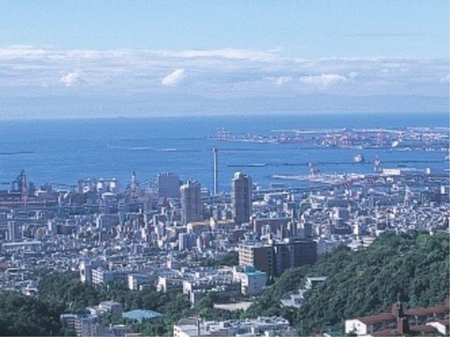 海と都市の眺望 景色 青い海を望む立地にある当施設では、開放感のあふれる環境に囲まれて働くことができます。