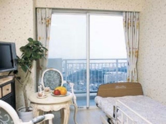 明るい個室の居室 居室 戸外の眺望を楽しめる個室で、日々の暮らしに潤いを提供します。快適なベッドや家具が配置され、居心地の良い空間です。