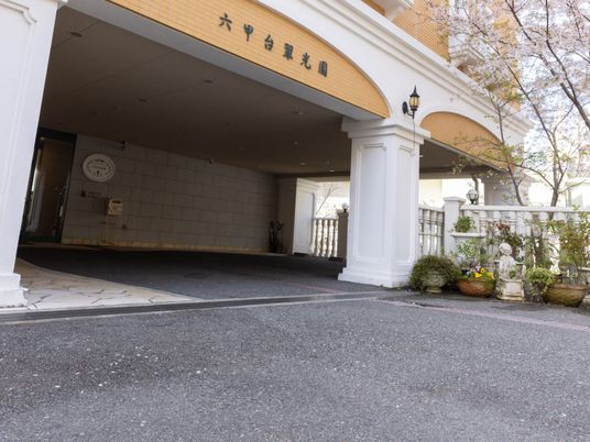 外観と車寄せのある玄関  