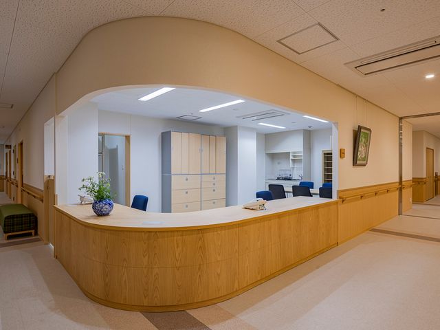柔らかな照明の受付 フロント 柔らかな照明が心地よい受付エリアです。お客様を温かく迎え入れる雰囲気が漂います。