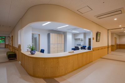 柔らかな照明の受付