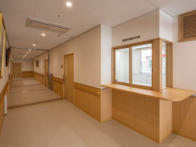 案内カウンターの廊下 廊下   清潔感のある廊下には、案内カウンターが設置されています。さりげない木の素材が温かみを感じさせます。
