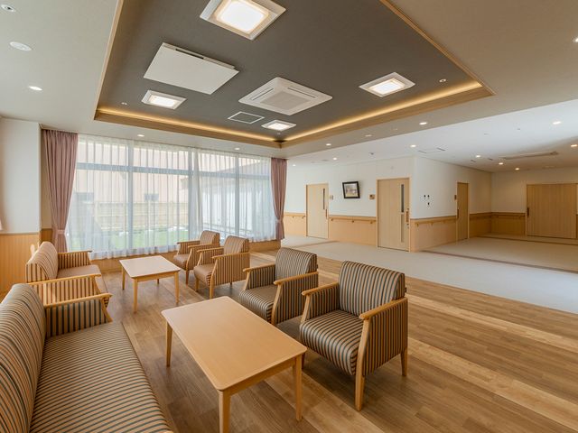 自然光が入るリビング リビング 明るく広々とした空間で、自然光が心地よく入ります。リラックスできるソファが配置されています。