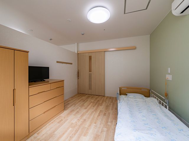 自然光が入る居室 居室 自然光が入るこの部屋は、快適に過ごせる落ち着いた空間になっています。ベッドや収納家具が整った環境での仕事です。