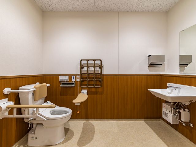 使いやすいトイレ トイレ 安全に配慮されたトイレは、手すりが充実しています。安心して利用できる設計です。