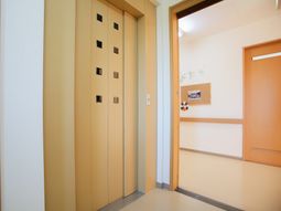 明るい通路と扉