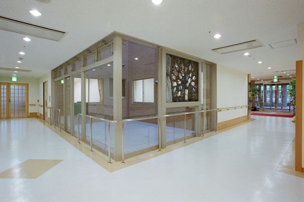 広い廊下と自然光