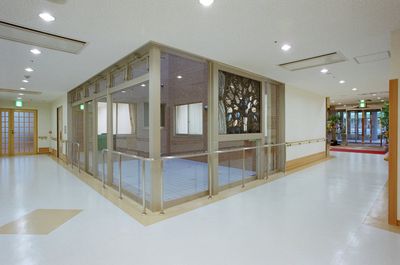 広い廊下と自然光