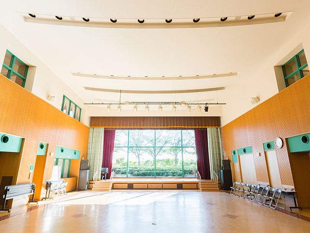 広々とした多目的室 多目的室 自然光が降り注ぐ明るい多目的室です。椅子を並べた会議やイベントが開催可能です。