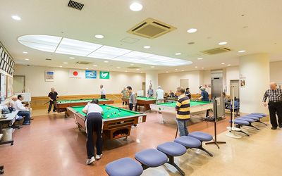 ビリヤード台がある室内