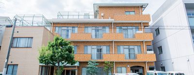レンガ造りの建物外観