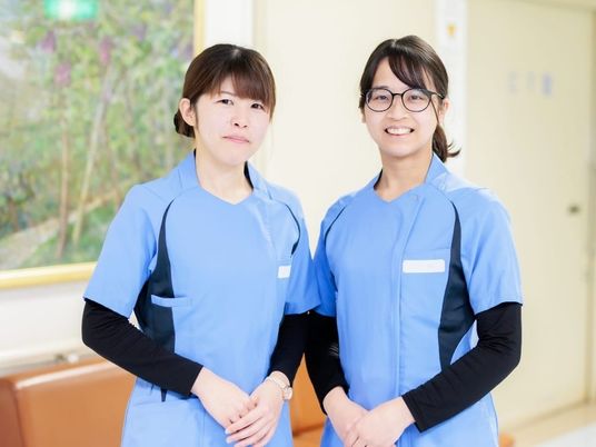 介護職員2人が並ぶ廊下  