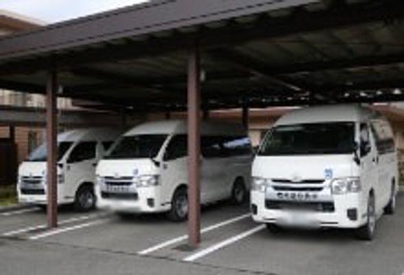 車両が並んでいる駐車場