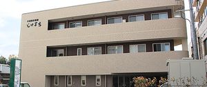 落ち着いた外観の建物