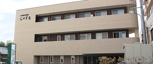 落ち着いた外観の建物