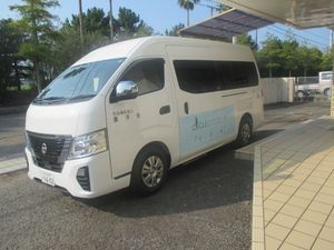 送迎車が停まる外観  